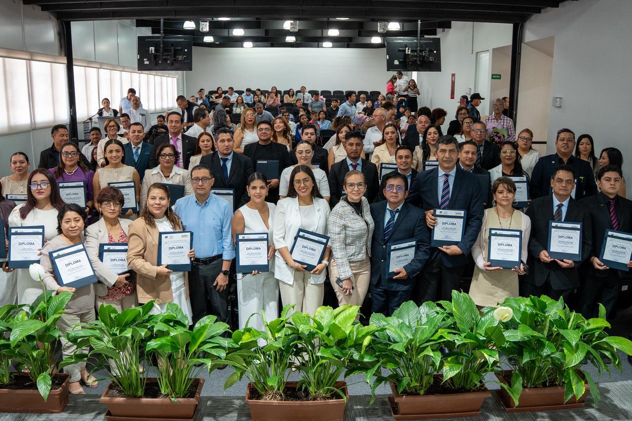 IAP Chiapas impulsa el desarrollo profesional: entrega documentos de conclusión académica para acreditar licenciatura por experiencia laboral